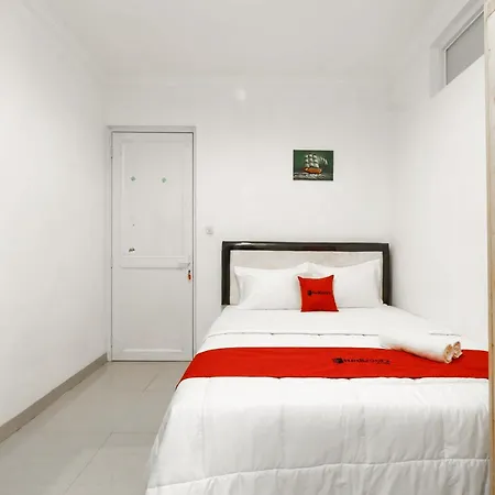 RedDoorz Syariah Plus near Pancoran 2-3